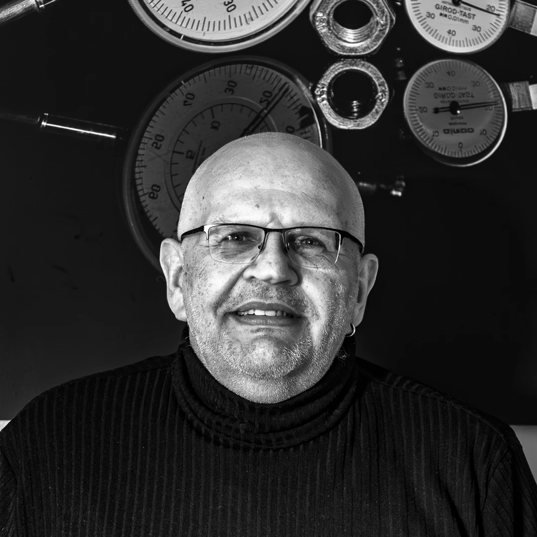 Günther Probst mit Brille und schwarzem Rollkragenpullover